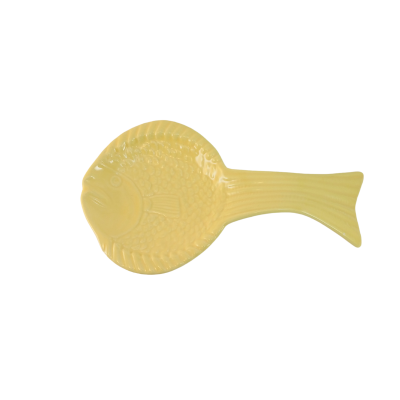 Prato amarelo em forma de peixe com textura de escamas