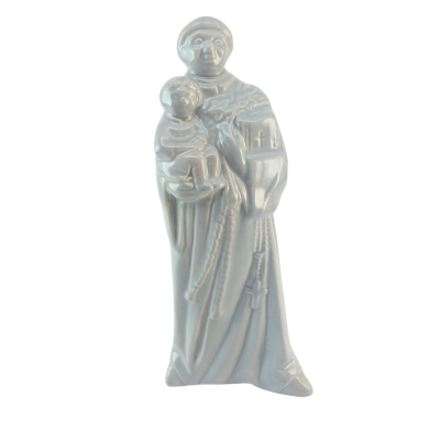 Estátua religiosa cinzenta a segurar uma criança com cordão e cruz