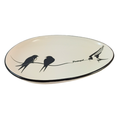 Prato oval branco com ilustração de andorinhas e texto Portugal