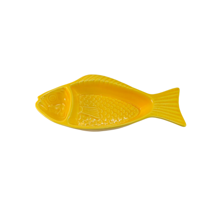 Prato cerâmico amarelo em forma de peixe com detalhes de escamas