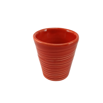 Vaso cilíndrico vermelho em cerâmica com textura de linhas horizontais.