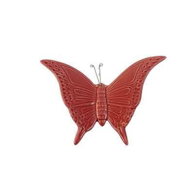 Borboleta decorativa vermelha em cerâmica com antenas metálicas