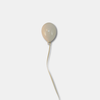 Balão branco com cordão amarrado