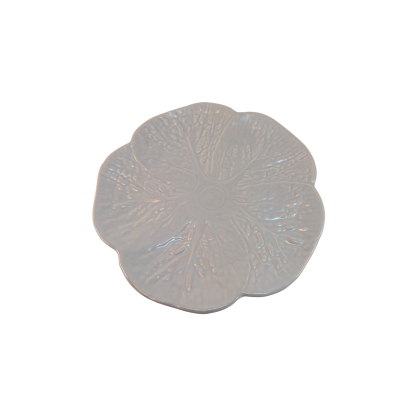 Prato decorativo branco em forma de flor com textura
