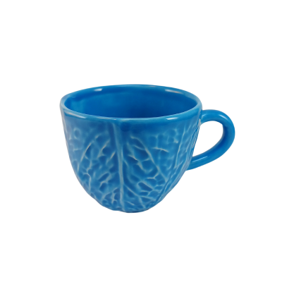 Caneca de cerâmica azul texturizada com pega