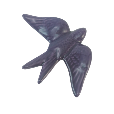 Pássaro decorativo cerâmico azul escuro com asas abertas