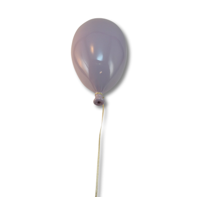 Balão roxo com fita branca, fundo branco.