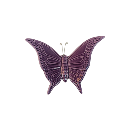 Borboleta decorativa em cerâmica roxa com asas detalhadas