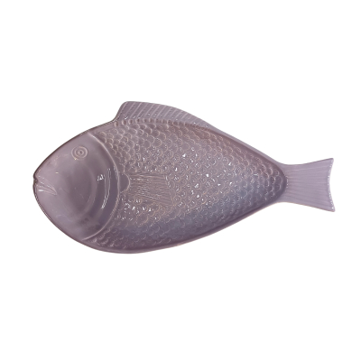 Prato cerâmico rosa em forma de peixe com textura de escamas