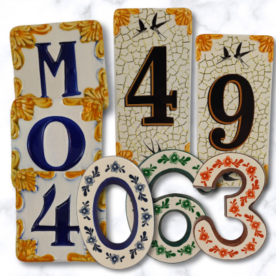 Placas cerâmicas coloridas com números e letras decorativas para identificação