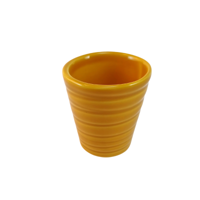 Copo amarelo de cerâmica com textura de linhas circulares