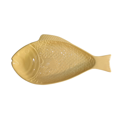 Prato cerâmica bege em forma de peixe com textura