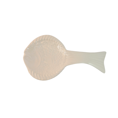 prato cerâmico branco em forma de peixe