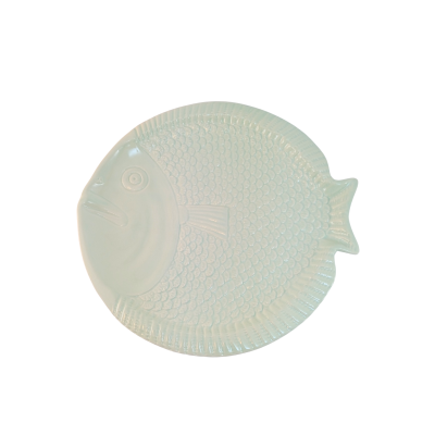 Prato branco em forma de peixe com textura de escamas