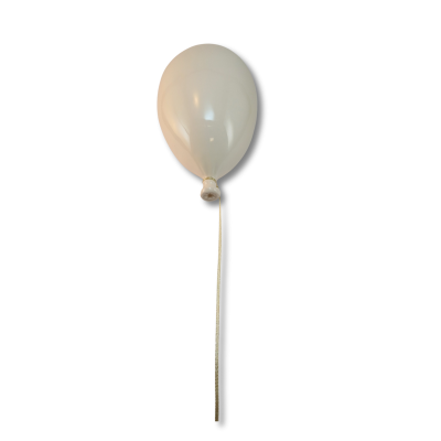 Balão branco de látex com fio branco longo sobre fundo branco