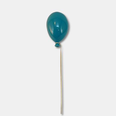 Balão azul brilhante amarrado a uma fita branca com marcações pretas