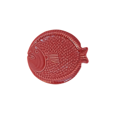 Prato cerâmico vermelho em forma de peixe com textura de escamas