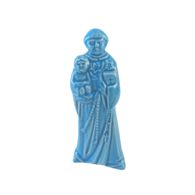 Figura de cerâmica azul de santo segurando criança e livro