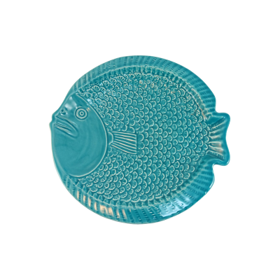 Prato de cerâmica azul em forma de peixe com textura em relevo