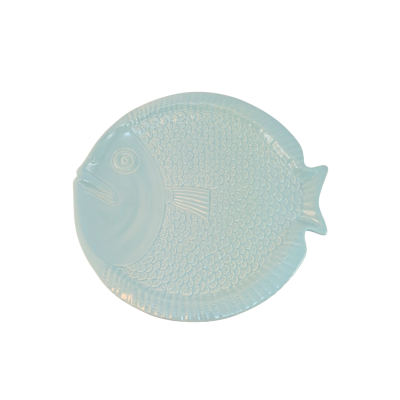 Prato azul pastel em forma de peixe com textura de escamas