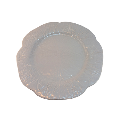 Prato branco texturizado com padrão de folhas.