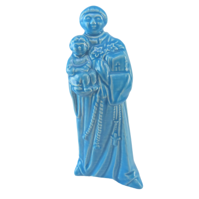 Figura azul de cerâmica de santo segurando criança com símbolos religiosos.