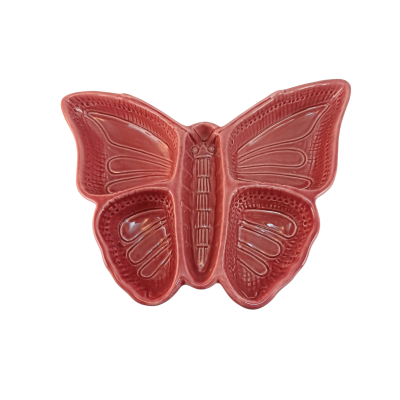 Prato cerâmico vermelho em forma de borboleta com textura detalhada