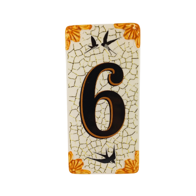 Placa de cerâmica com número 6 e desenhos de andorinhas.