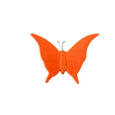Borboleta decorativa de cerâmica laranja com antenas metálicas
