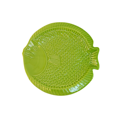 Prato de cerâmica verde em forma de peixe com texturas detalhadas
