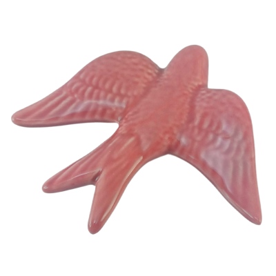 Escultura cerâmica de passarinho rosa com asas abertas