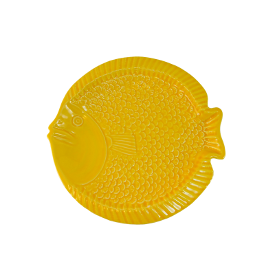 Prato cerâmico amarelo em forma de peixe com relevo