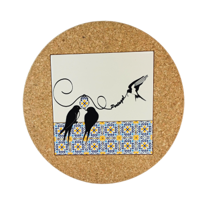 Suporte redondo de cortiça com desenho de pássaros e padrão decorativo