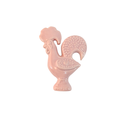Estatueta de cerâmica rosa em forma de galo com escrita PORTUGAL