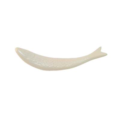 Prato decorativo branco em forma de peixe com textura escamosa.