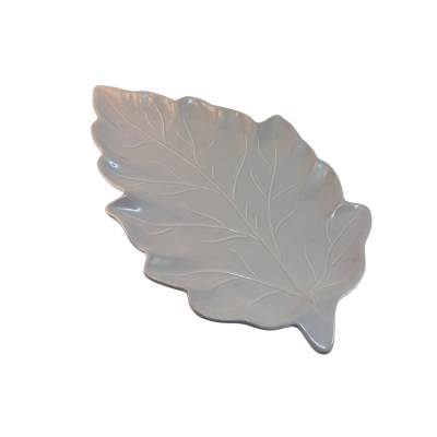 Prato decorativo branco em forma de folha com veias detalhadas