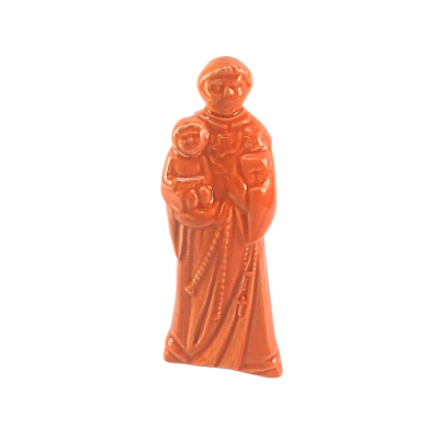 Estatueta laranja de santo com criança em fundo branco