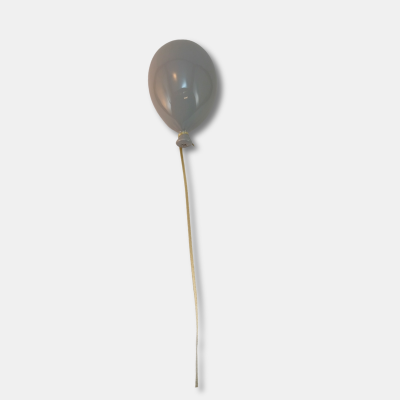 Balão cinza com cordão branco sobre fundo branco