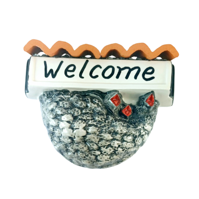 Decoração em cerâmica de galinha cinzenta com telhado branco e castanho e texto 'Welcome'.
