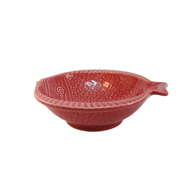 Prato vermelho em cerâmica com formato de peixe e textura em relevo.