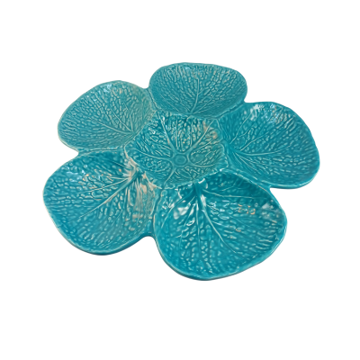 Prato decorativo azul turquesa em cerâmica com textura de folhas