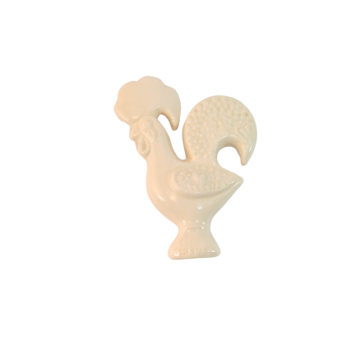 Figurinha decorativa em forma de galo em cerâmica branca com texturas em relevo
