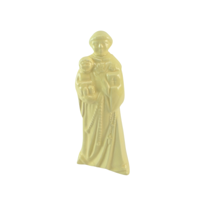 Figura amarela de santo com criança em fundo branco