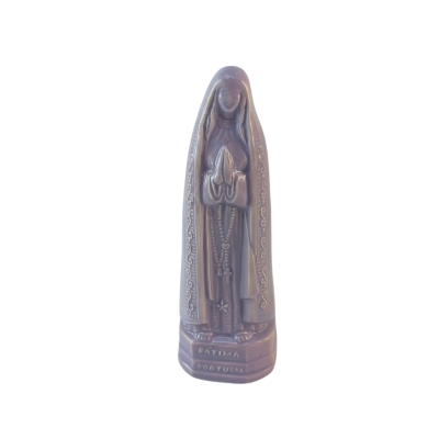 Estátua cerâmica castanha de Nossa Senhora de Fátima com terço e texto na base