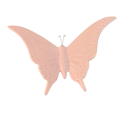 Borboleta decorativa rosa em cerâmica com detalhes e antenas de metal