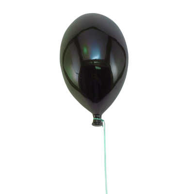 Balão preto brilhante com corda azul clara sobre fundo branco