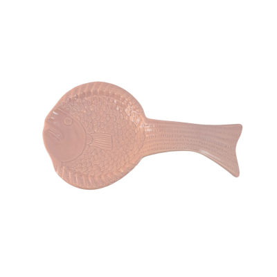Prato decorativo rosa em forma de peixe em fundo branco