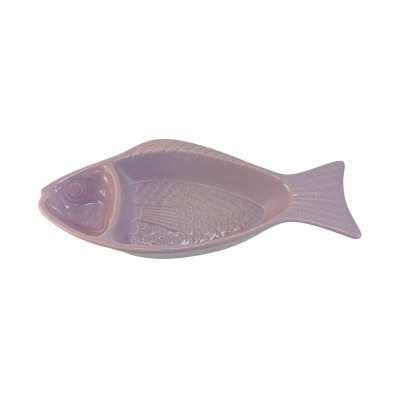 Prato em cerâmica rosa em forma de peixe com textura detalhada