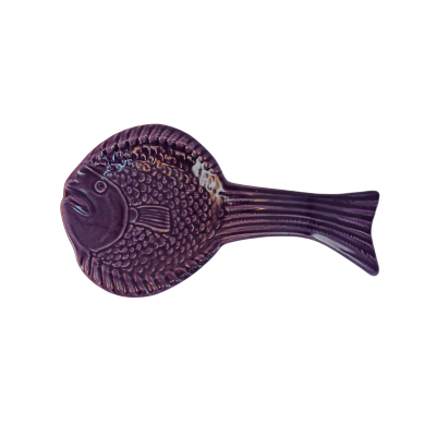 Prato decorativo roxo em forma de peixe com textura