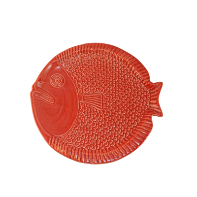 Prato vermelho em cerâmica com formato de peixe e textura de escamas